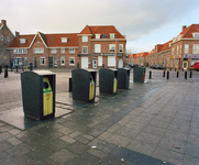 840875 Afbeelding van de onlangs geplaatste ondergrondse afvalcontainers op het Maasplein te Utrecht, met op de ...